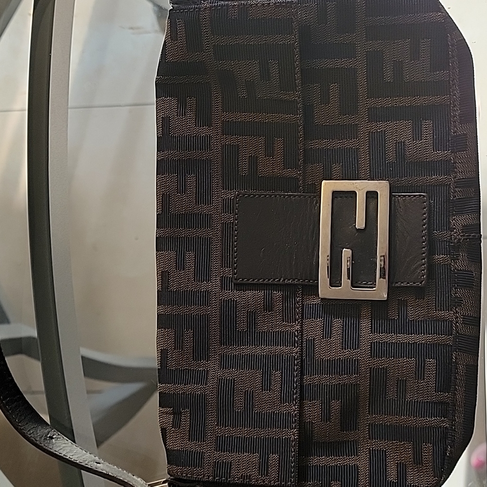 Ladies Small Fendi shoulder bag 10'W x 5'H